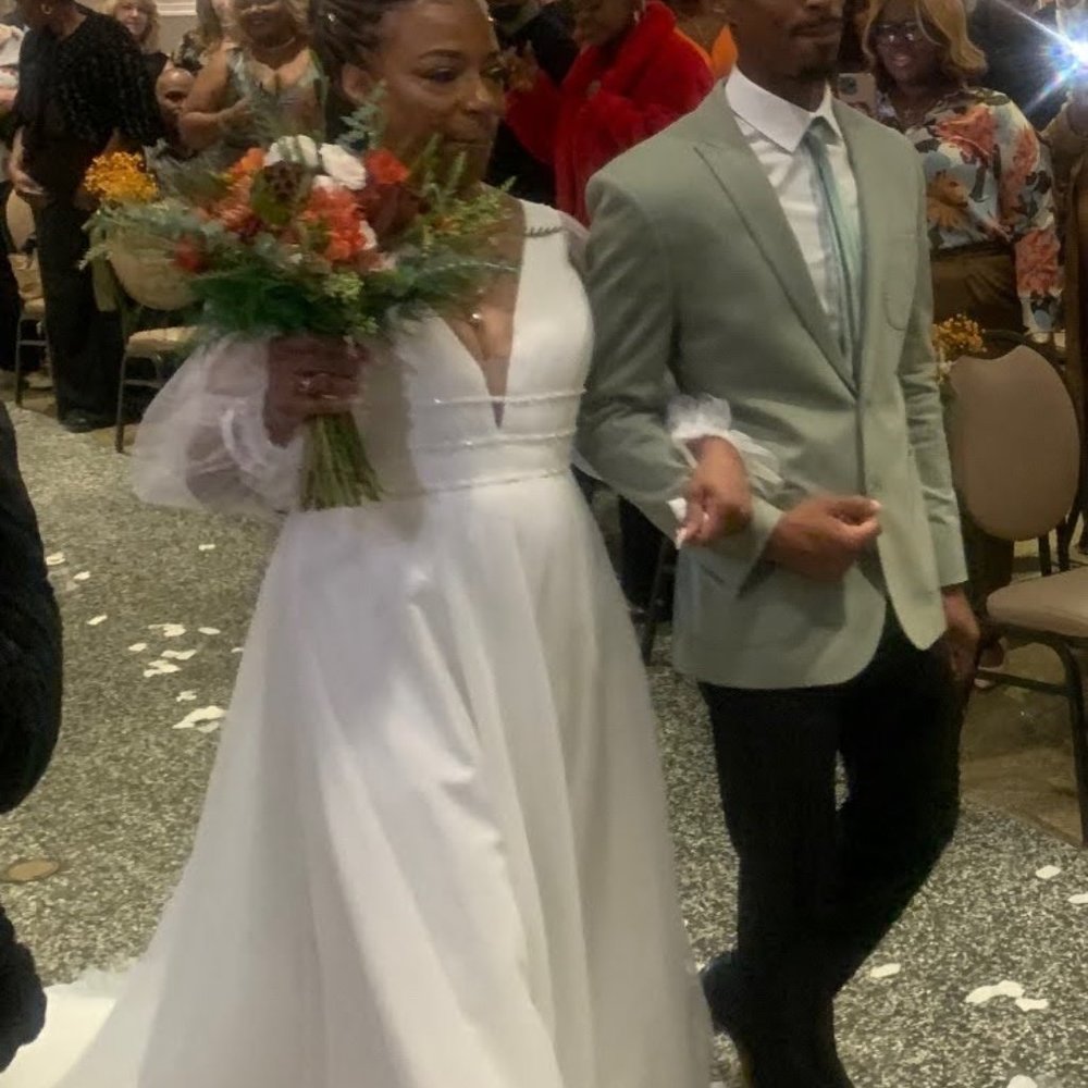 WEDDING DRESS - Picture 2 of 5